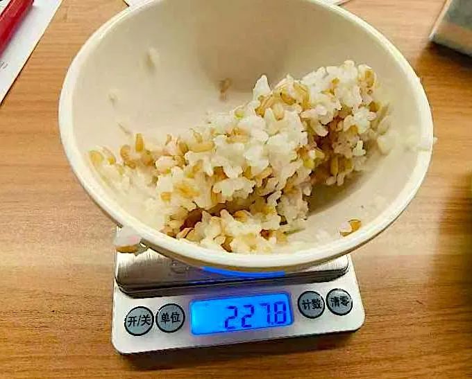 在北大食堂，老师带着学生们通过称重计算食物热量