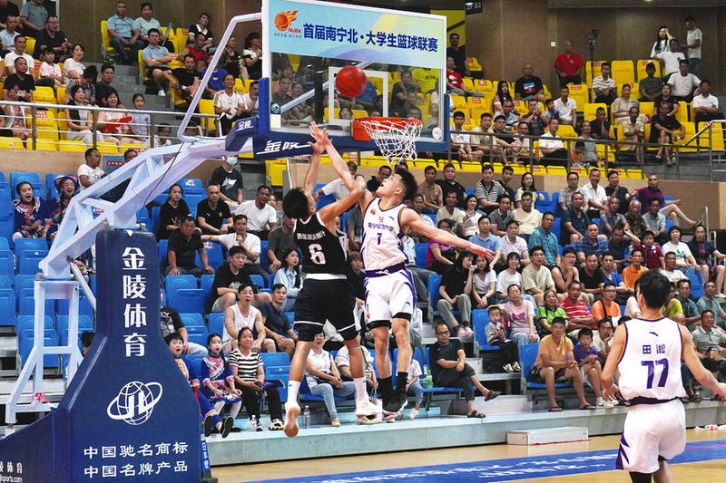 首届南宁北·大学生篮球联赛在武鸣区拉开战幕。（梁挺 摄）