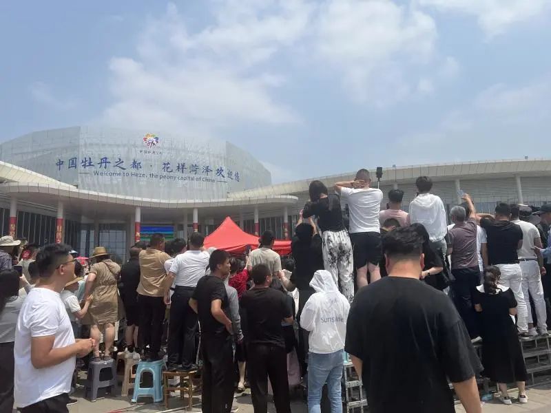 有主播彻夜排队围观,附近居民吐槽"堵到没法回家"