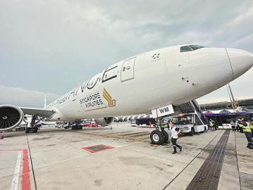 这是5月21日拍摄的备降在泰国曼谷素万那普机场的新加坡航空公司客机。新华社/路透