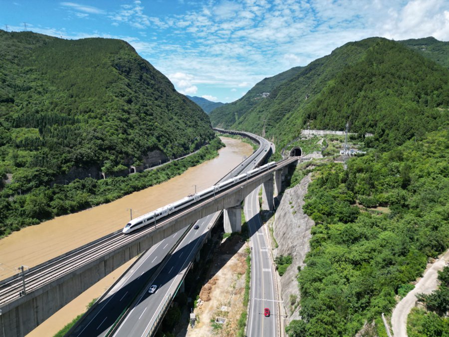 发现最美铁路:走近西成高铁嘉陵江特大桥 探寻千年蜀道变迁