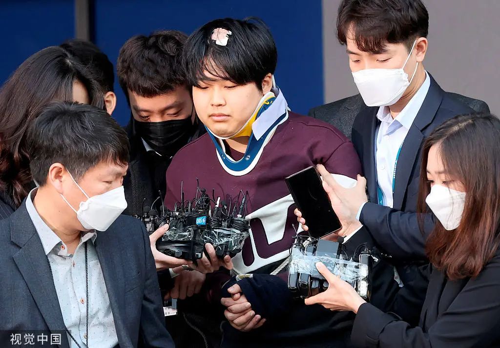 当地时间2020年3月25日,韩国首尔,韩国"n号房"头目赵主彬离开警察局