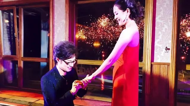 以搞笑为主,只有汪峰认真地给章子怡写了一封信,有好几页纸,谢娜说"