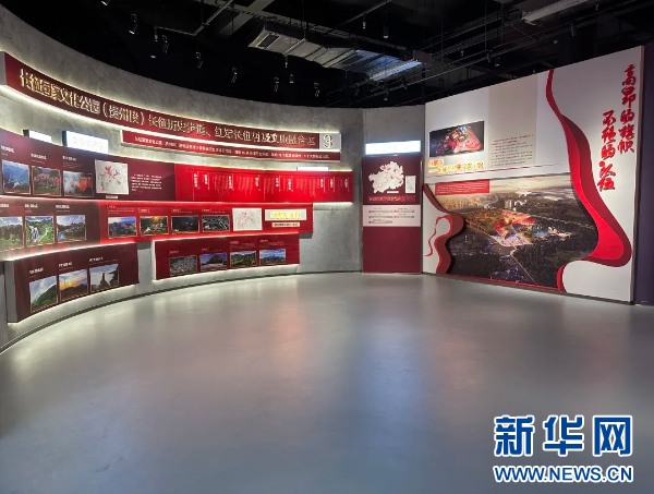 而俯瞰综合楼全貌,外形建筑形似"100".