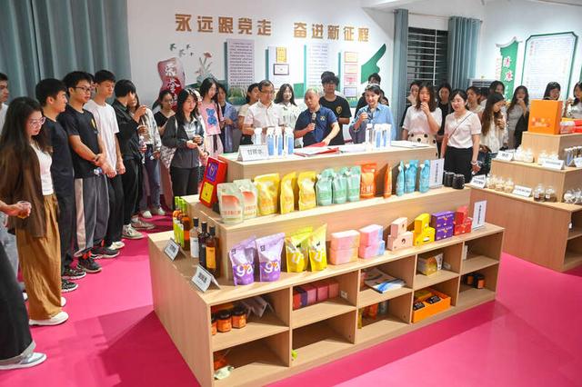 广西大学团委赴贵港市覃塘区开展联合主题团日活动