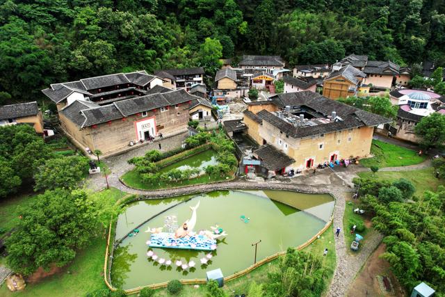 福建龙岩:客家土楼依山傍水错落有致