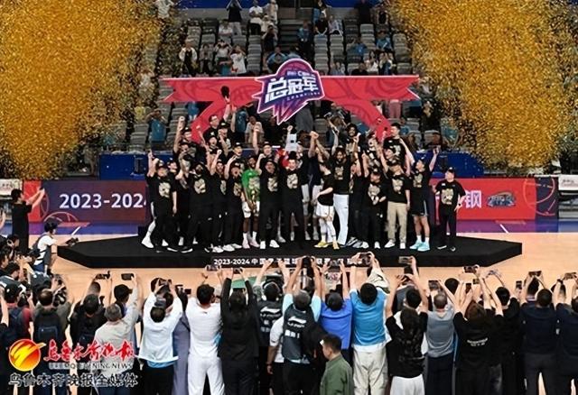 在乌鲁木齐奥体中心,辽宁男篮获得2023-2024赛季cba总决赛冠军