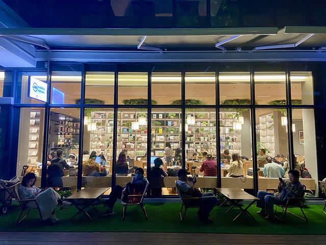 上海24小时|深夜泡图书馆的人:加班,赶论文,失眠与流浪