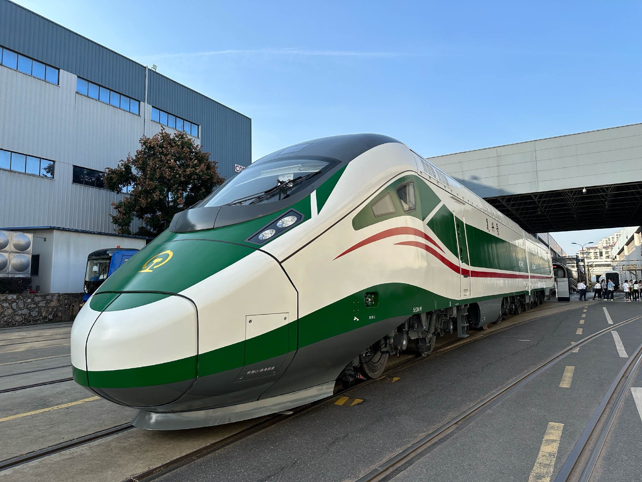 透露,复兴号动集单价约6300万元/组,7200kw货运电力机车约1500万元/台