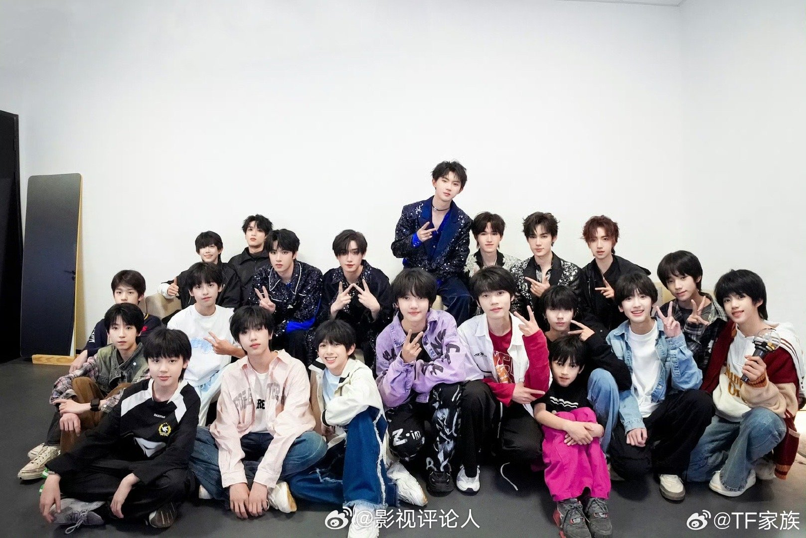 TF家族四代与师兄的合照!少年们带着对师兄的祝福一起奔向远方吧_新浪新闻