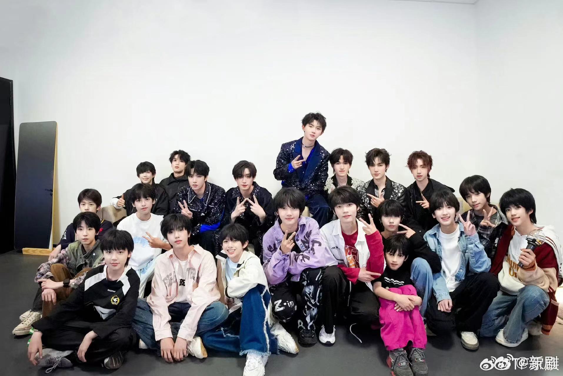 时代少年团与TF家族四代合影,二四代同框了_新浪新闻