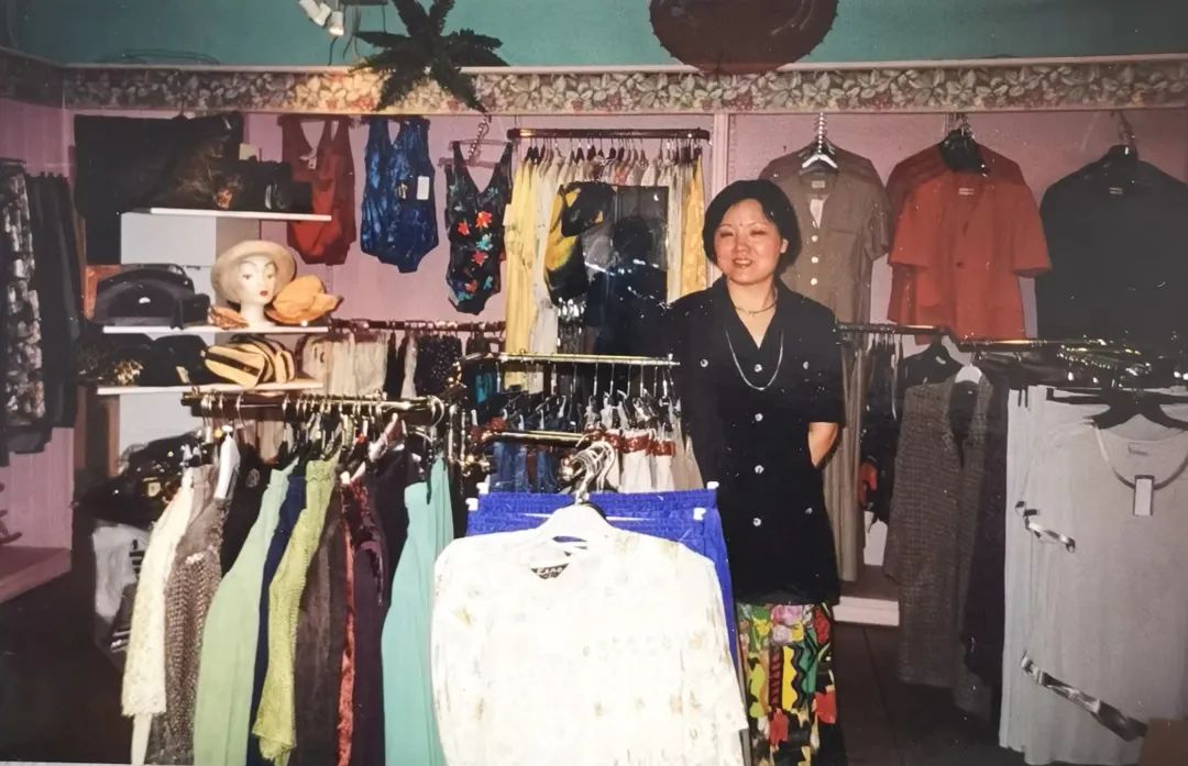 龚秀玲在Ling Design女装店里。（受访者供图）