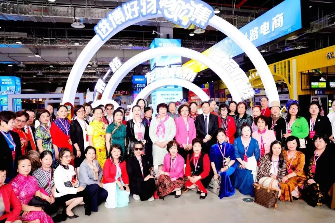 今年4月,欧洲华人华侨妇女联合总会的会员们来到虹桥中央商务区并参观