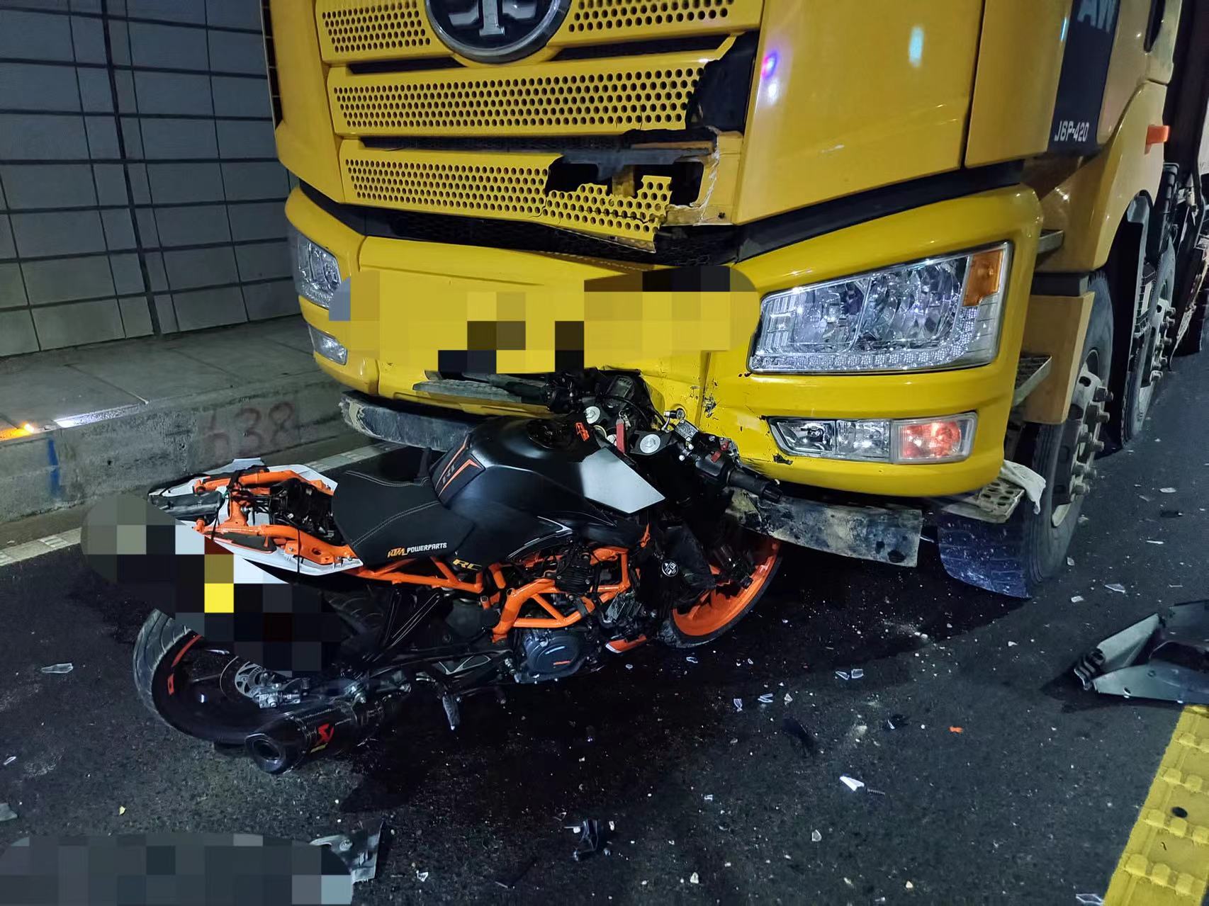 该县上张乡321省道田垟陈隧道发生事故,一辆二轮摩托车撞上了重型自卸