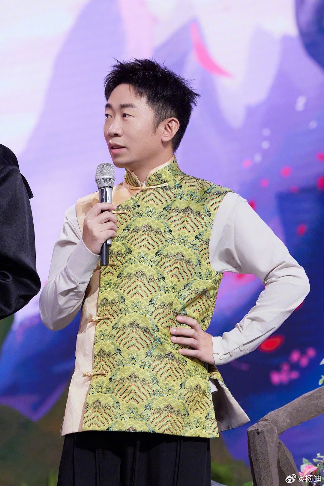 杨迪你小子有点东西!偷感顶级住了家人们哈哈哈哈哈|杨迪|你好_新浪新闻