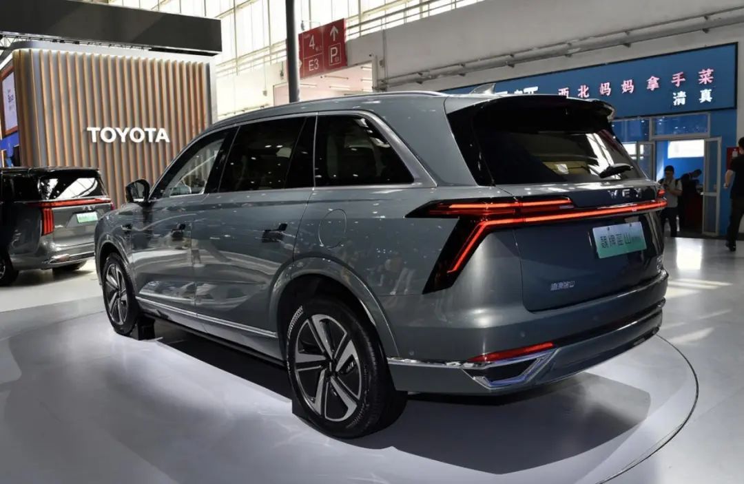 5t油耗6.5l,车长超5米1,真6座,配吸顶电视和电磁悬架,家用一流