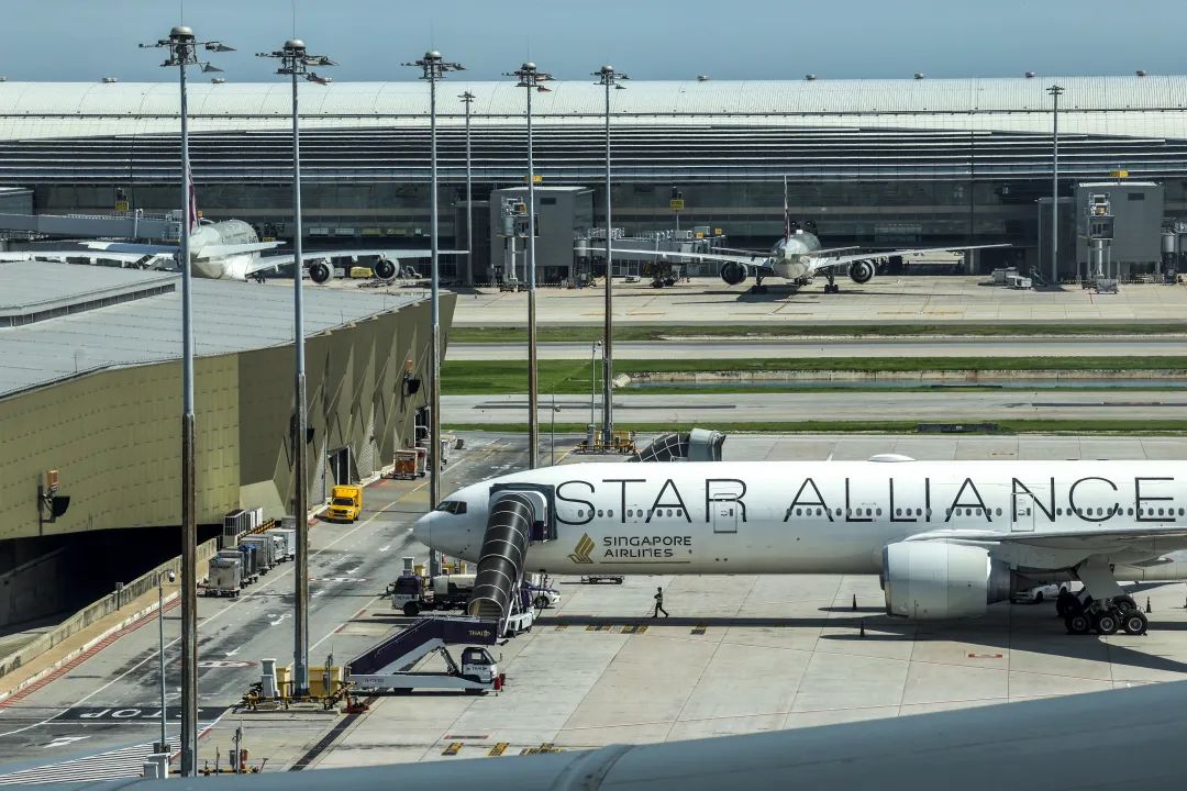 ▲当地时间2024年5月22日，泰国曼谷，新加坡航空公司客机停在泰国曼谷素万那普机场。图/IC photo