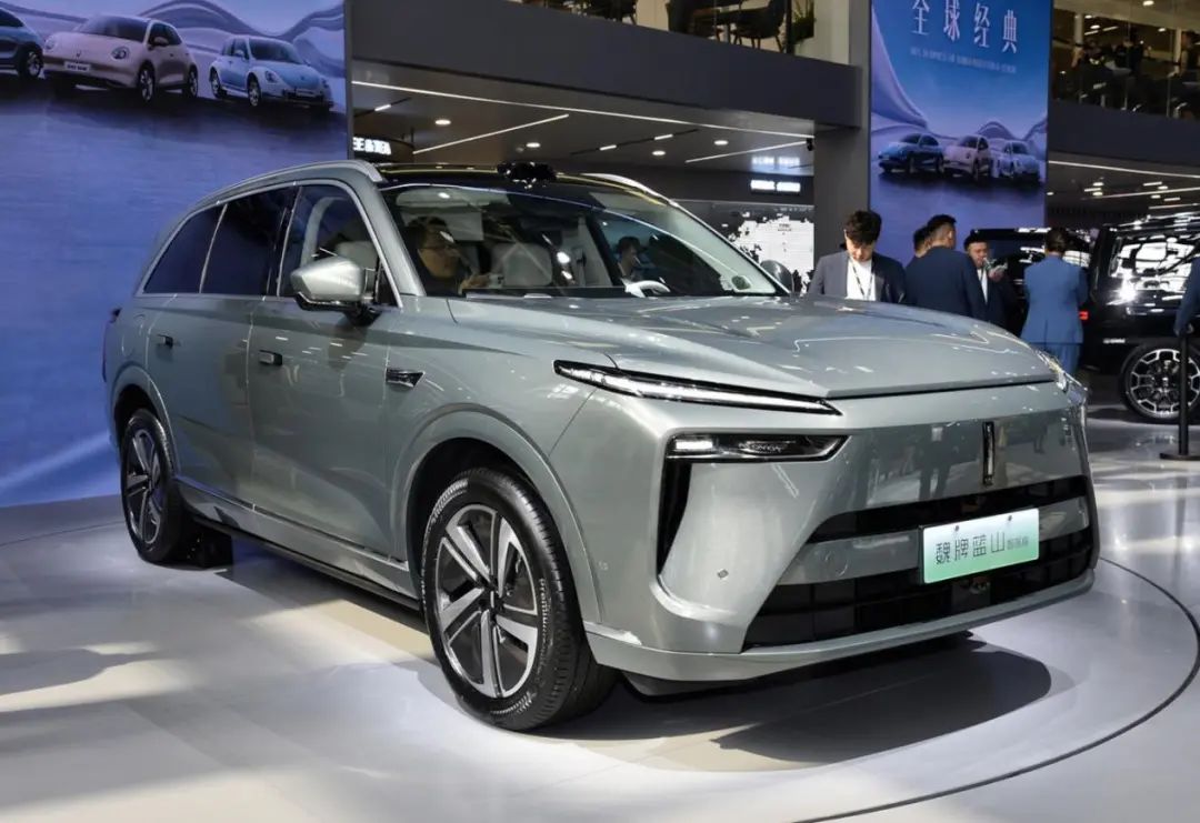 5t油耗6.5l,车长超5米1,真6座,配吸顶电视和电磁悬架,家用一流