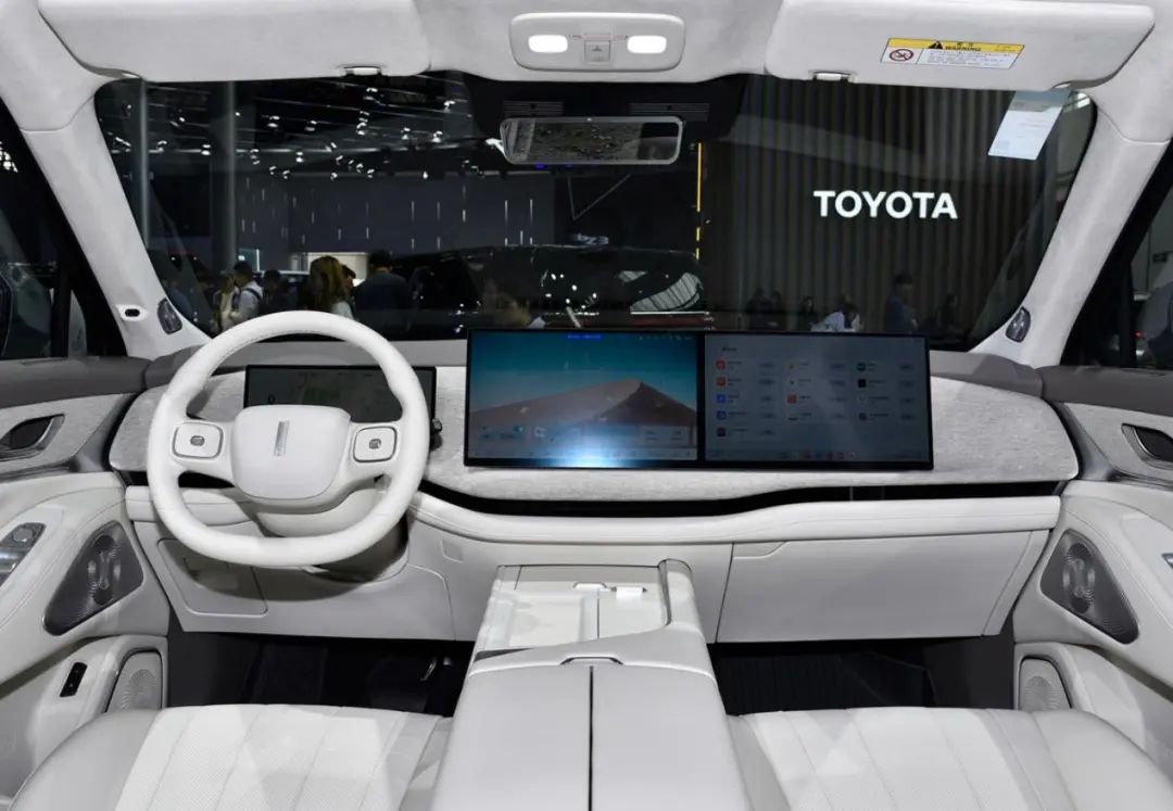 5t油耗6.5l,车长超5米1,真6座,配吸顶电视和电磁悬架,家用一流