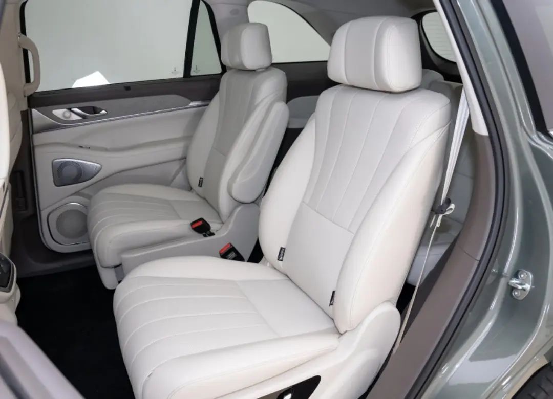 5t油耗6.5l,车长超5米1,真6座,配吸顶电视和电磁悬架,家用一流