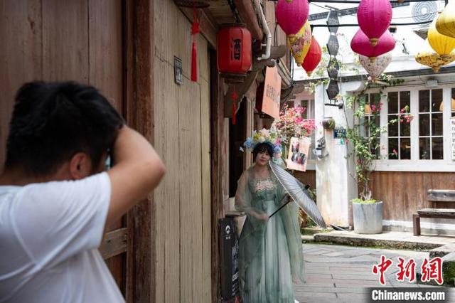 身着汉服的游客在霞关老街拍照打卡。吴君毅 摄