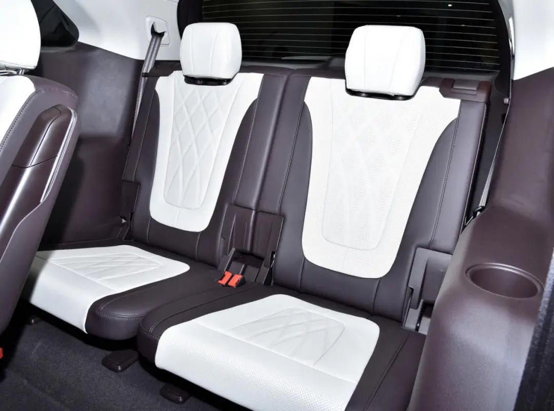 第三排座椅坐垫离地不高,只能提供基本承托,舒适性有待提高,而且第三