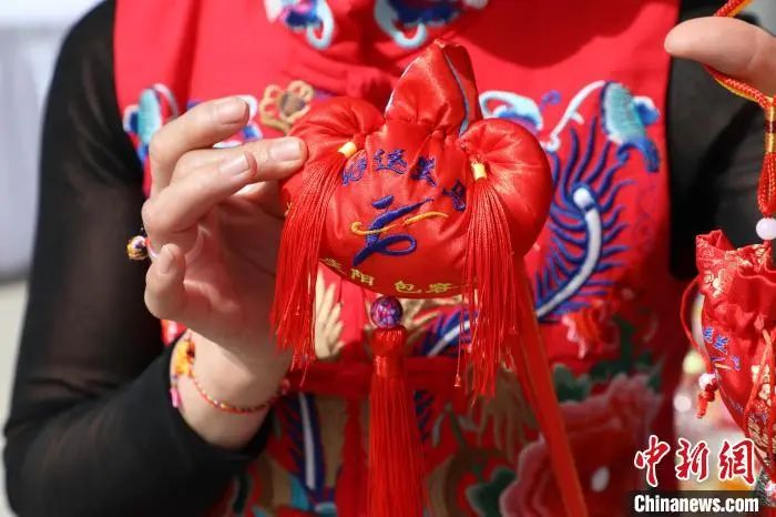 【中央媒体看甘肃】庆阳非遗小香包携手"兰马"迎端午