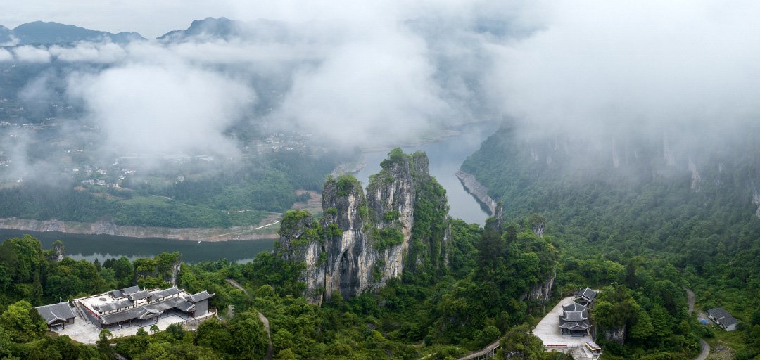 2024年5月13日,湖北恩施,清江画廊红花顶峰雨过天晴,云雾缭绕,景色