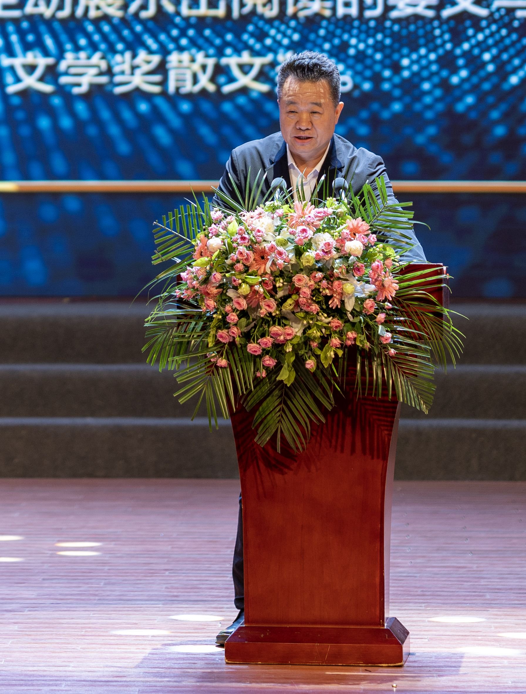 "今天的特殊还在于,现场不仅有《清明》现任的主编,还有之前的两任