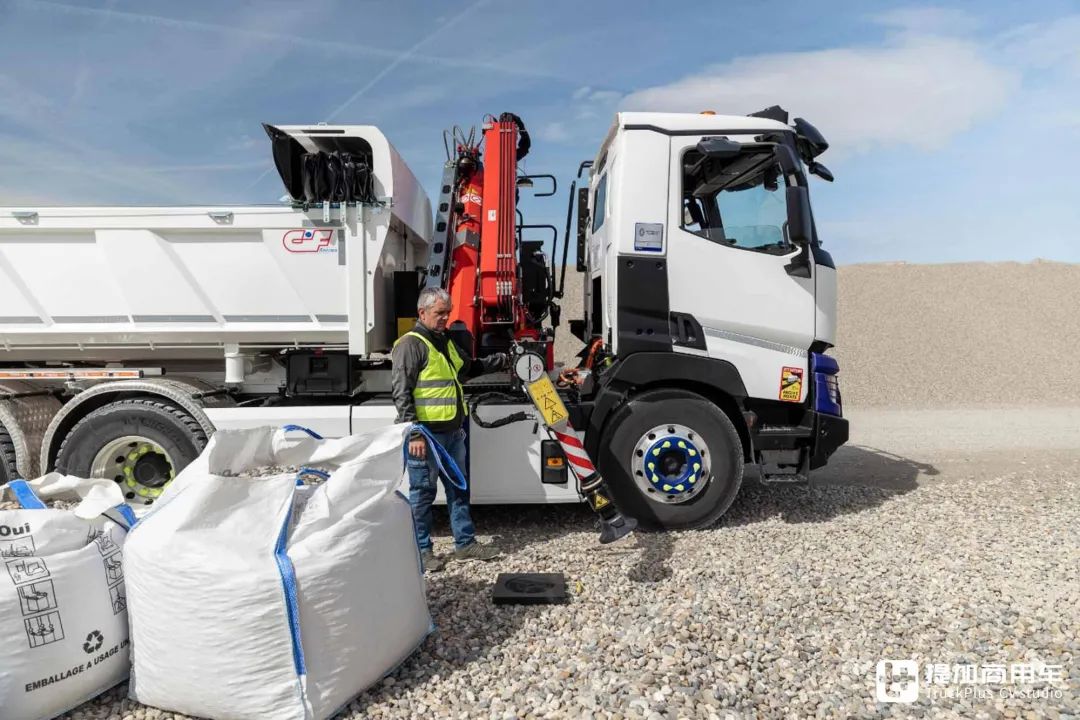 细节设计到位,国内见不到的雷诺c e-tech纯电城建渣土车实拍