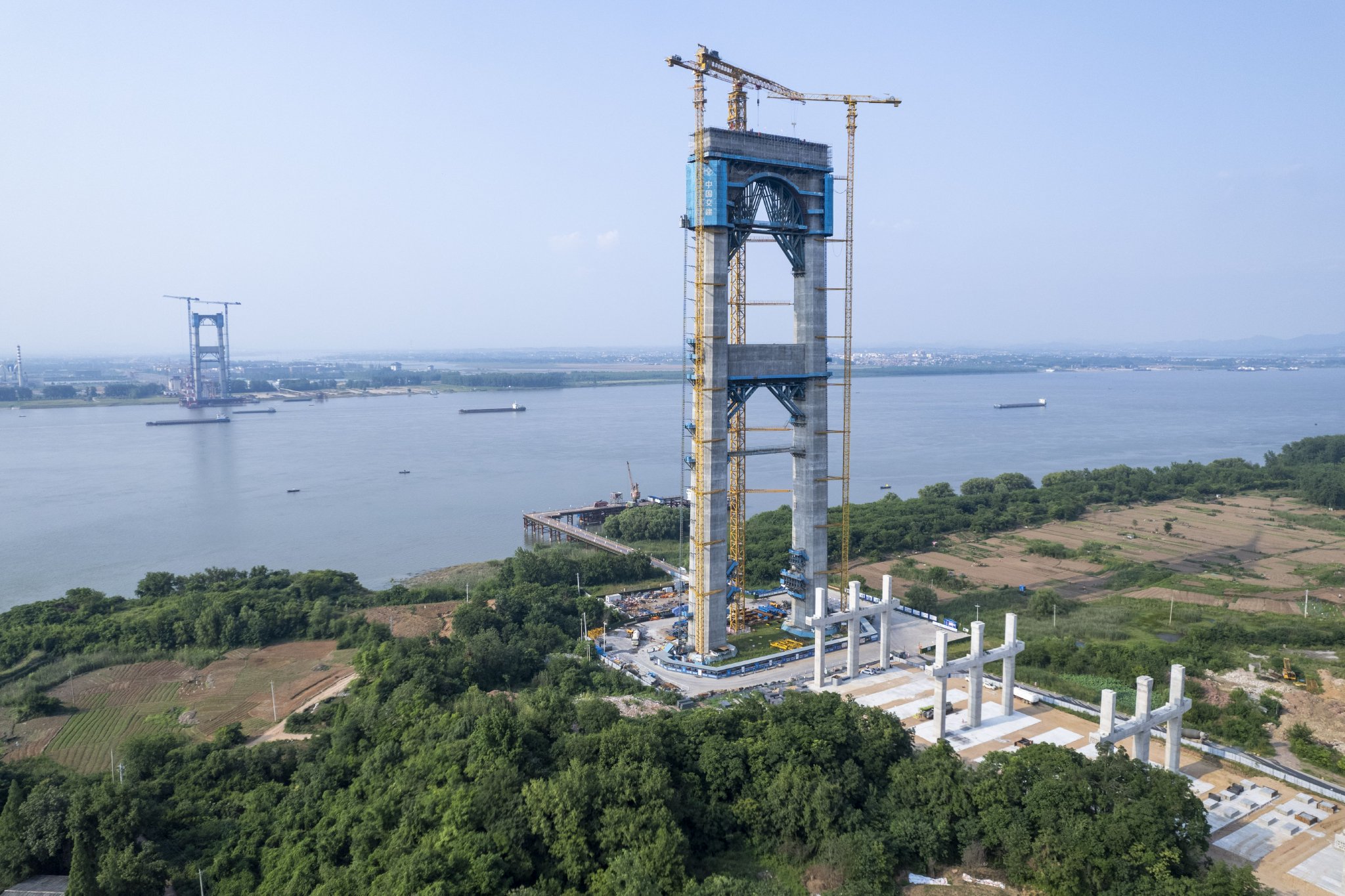 世界最大跨径四主缆悬索桥南岸主塔率先封顶