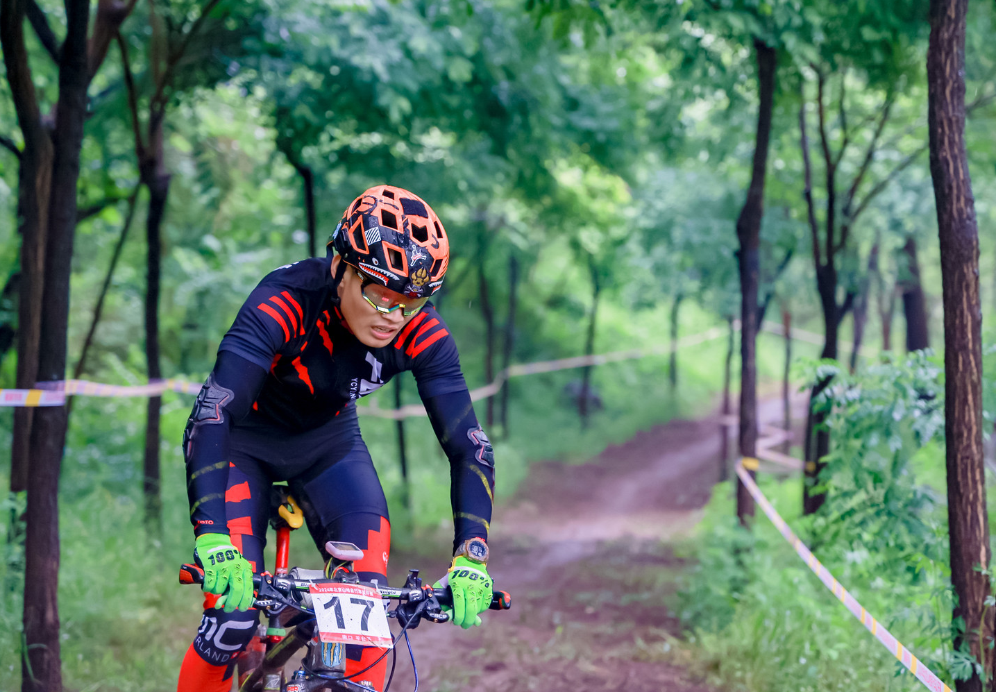 "男子精英组的冠军张曦表示,"每次来都能感受到大自然的美妙.