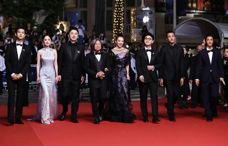 ▲5月24日，在第77届戛纳国际电影节上，导演陈可辛（左四）携主创人员踏上影片《酱园弄》首映礼红毯。