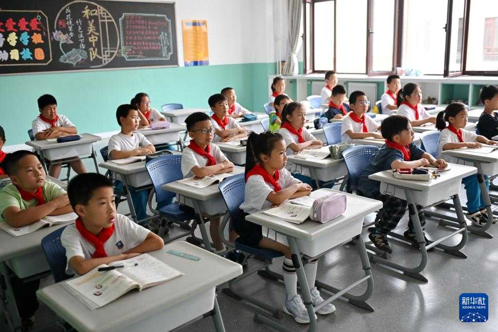 5月21日,雄安史家胡同小学学生在教室内上课