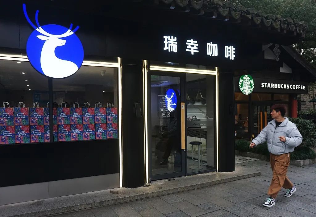 中国消费者更愿意喝本土咖啡连锁店瑞幸而非星巴克