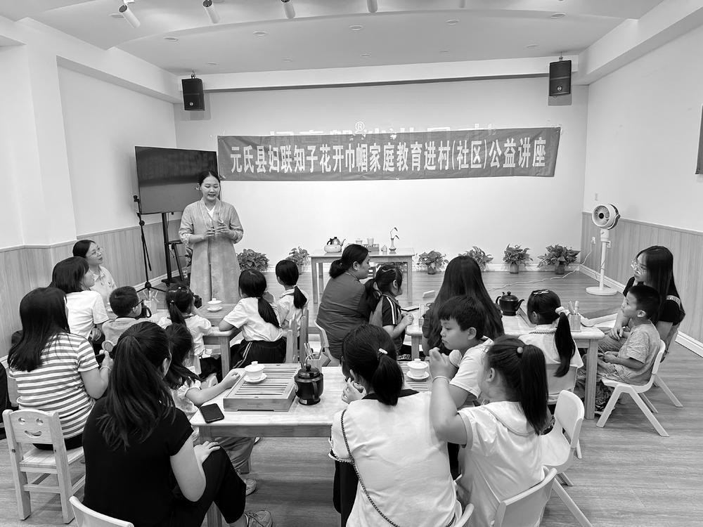 三八国际劳动妇女节为优秀妇女代表颁发荣誉证书.