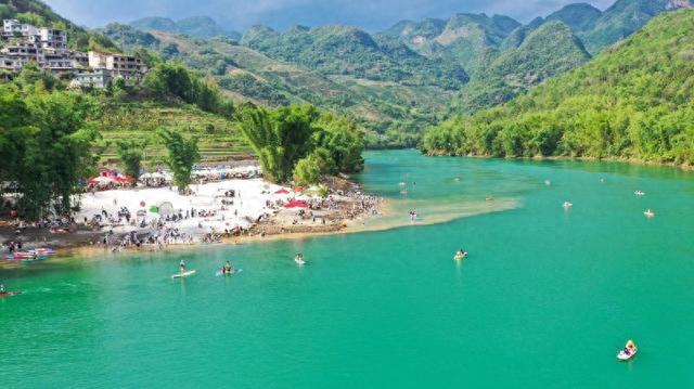 贵州安龙:夏日时节 水美乡村旅游人气旺