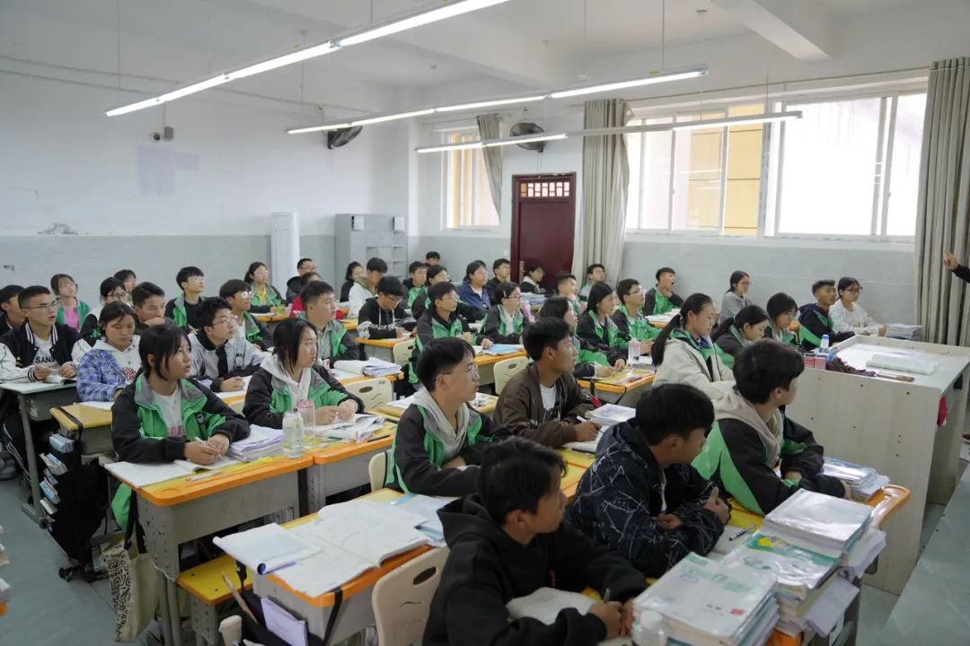 "谈到为什么接下班主任的重任,陈桂莲说道,"为了让孩子们在初三的关键