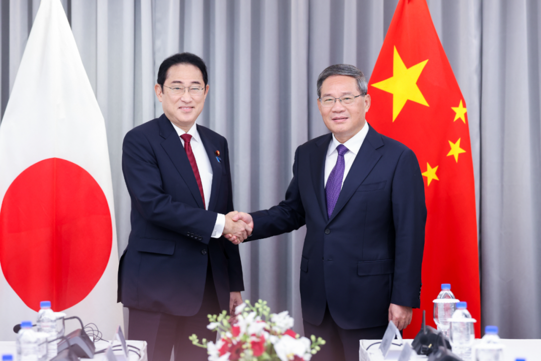 ▲当地时间5月26日晚,国务院总理李强在首尔出席第九次中日韩领导人会议期间会见日本首相岸田文雄。图/新华社