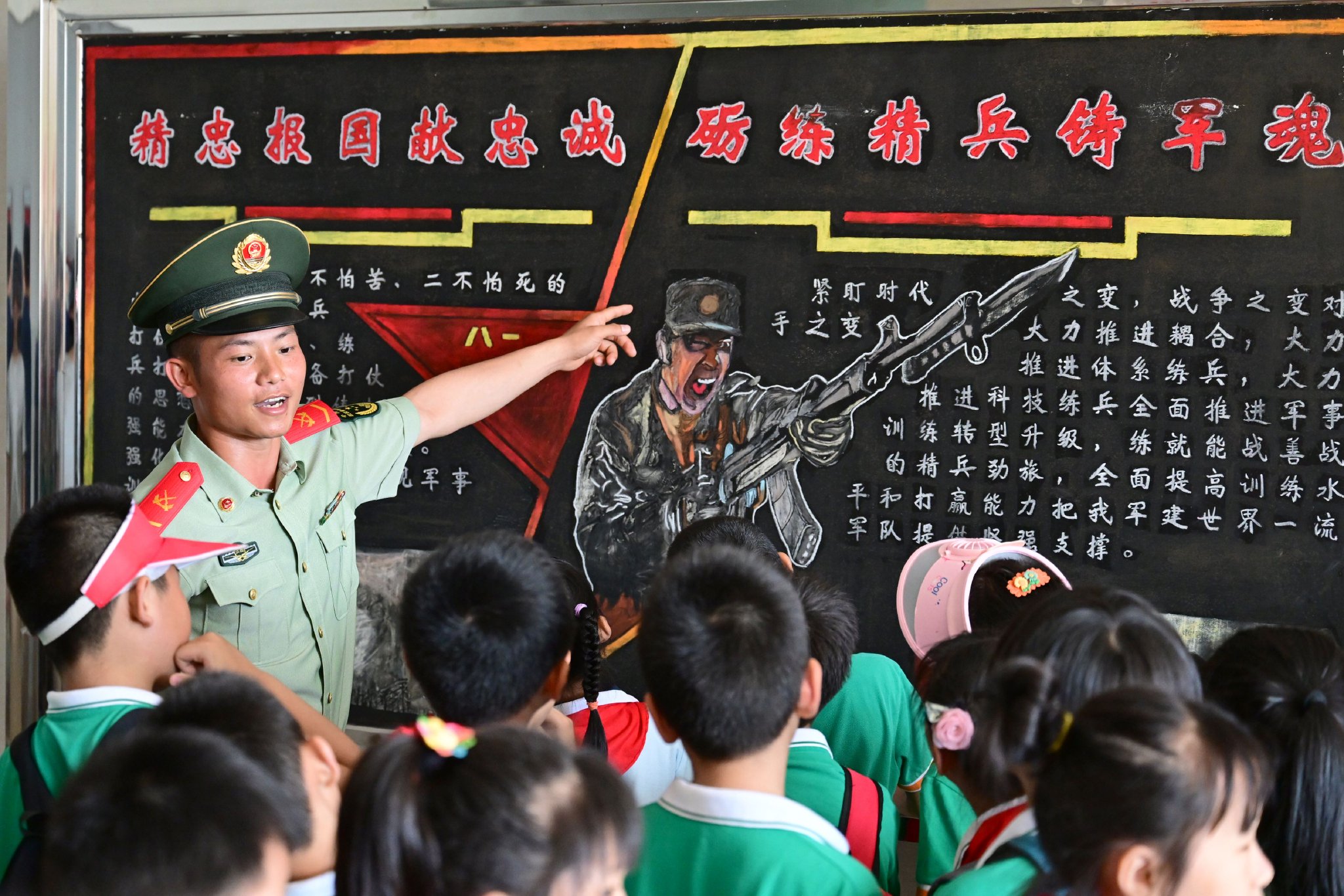 厚植国防情 共筑强军梦——"百队进百校"共建活动启动暨军营开放日