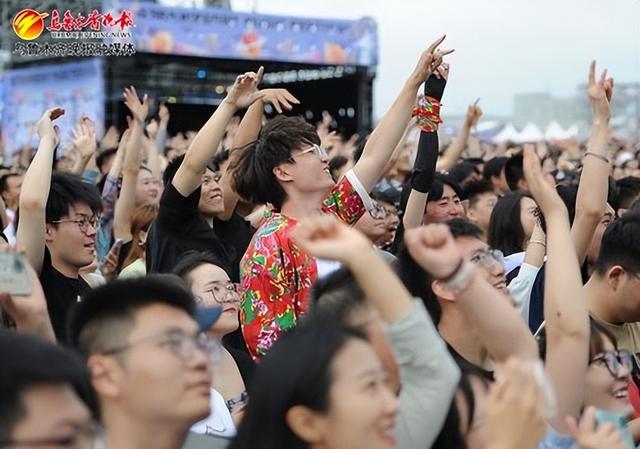 音乐节 何以带火一座城 ——2024超级草莓音乐节观察