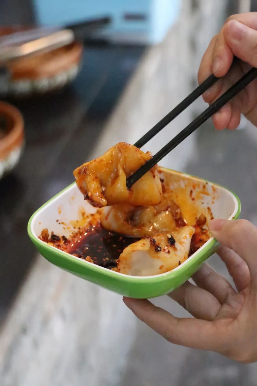 我愿称之为"坨子大汤圆",它真的好像一颗网球,馅料是加了花生碎的老