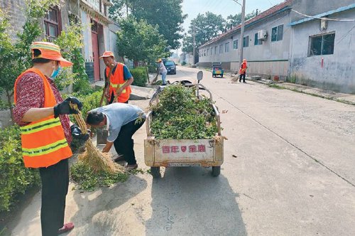 图为乔官镇邵家庄村村民和保洁员一起打扫卫生. 受访者供图