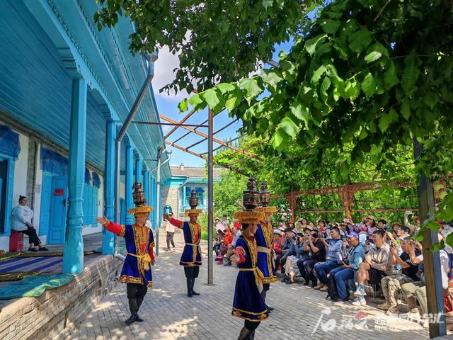5月21日，伊犁老城喀赞其民俗旅游区舞蹈队为游客表演。石榴云/新疆日报记者 逯风暴摄