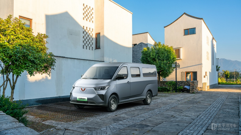 38万元起 五菱扬光客车版正式上市 6座布局 纯电续航300km-新浪汽车