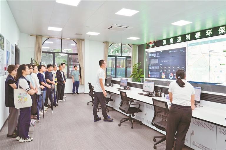 居民观摩垃圾分类全链条全流程