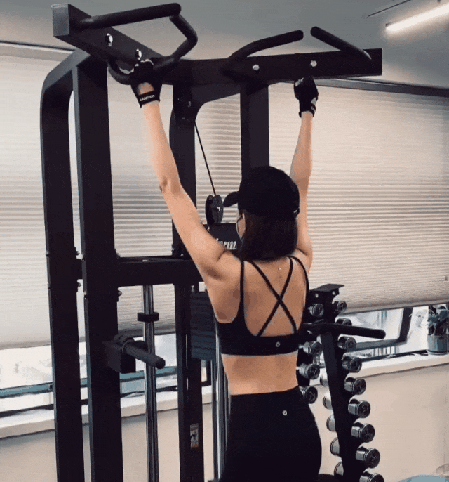 48岁佘诗曼梁热爱健身,身材凹凸有致如同少女,太让人羡慕了