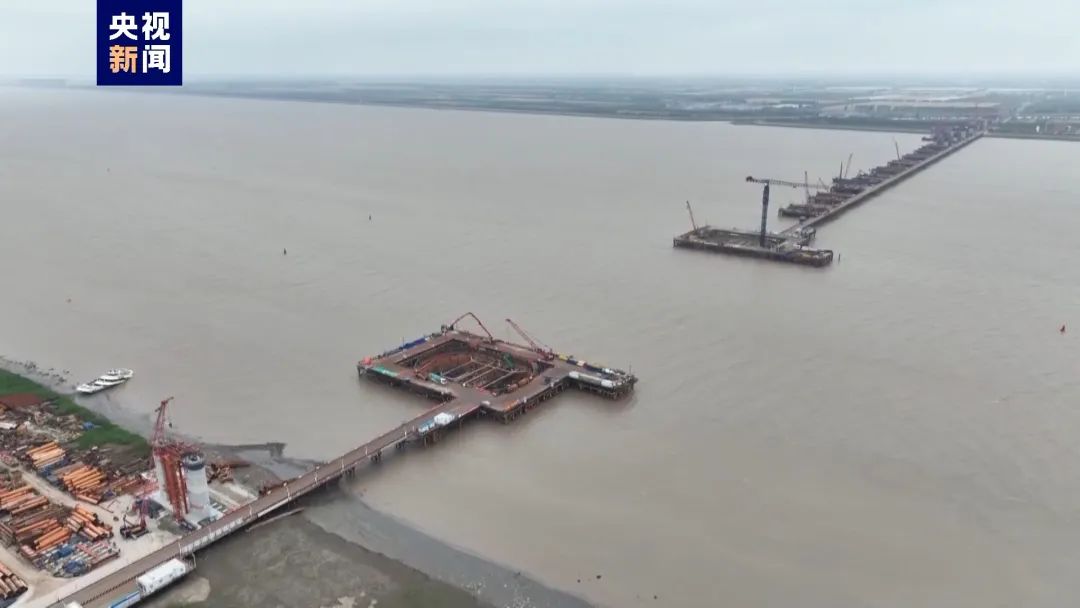 崇启公铁长江大桥是上海至南京至合肥高速铁路控制性节点工程,全长4.