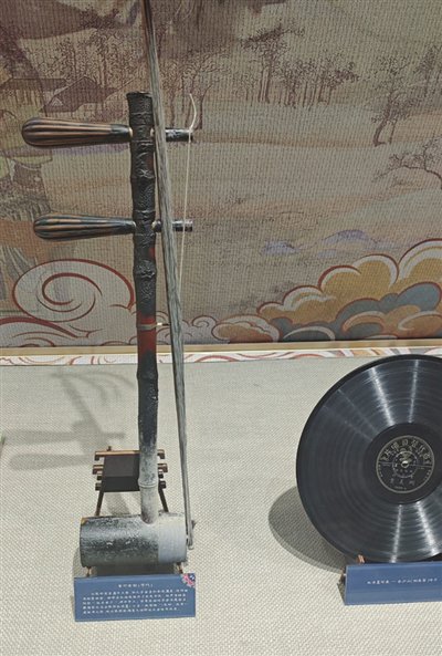 这种弓弦乐器被选定为京剧文场伴奏的最主要乐器,京胡的制作工艺也在