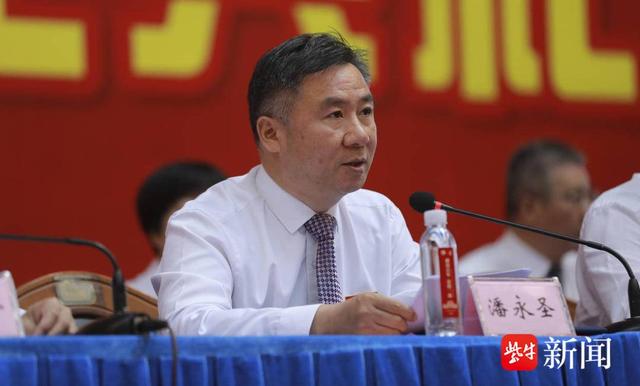 他希望同学们坚持做一名德才兼备的当代青年,要立志报效祖国,服务人民